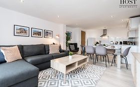 Host Apartments - Contemporary 3 Bed Apt With Balcony - Perfect For Long Stays