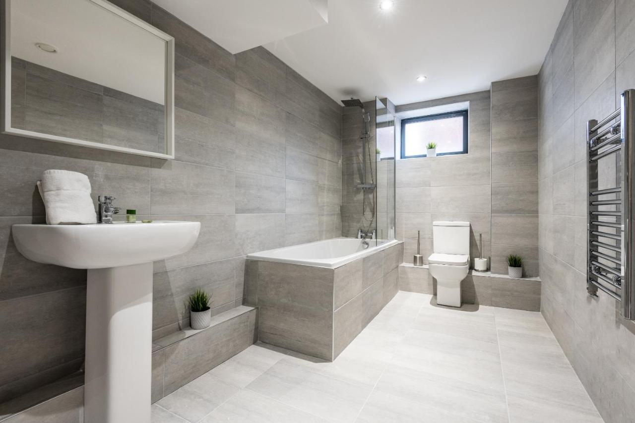 Host Apartments - Contemporary 3 Bed Apt With Balcony - Perfect For Long Stays Liverpool Exterior photo